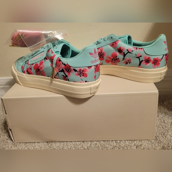 New In Box Adidas Arizona Green Tea Continental Vulcan sneakers NIB W5.5/Y4 - Picture 5 of 6